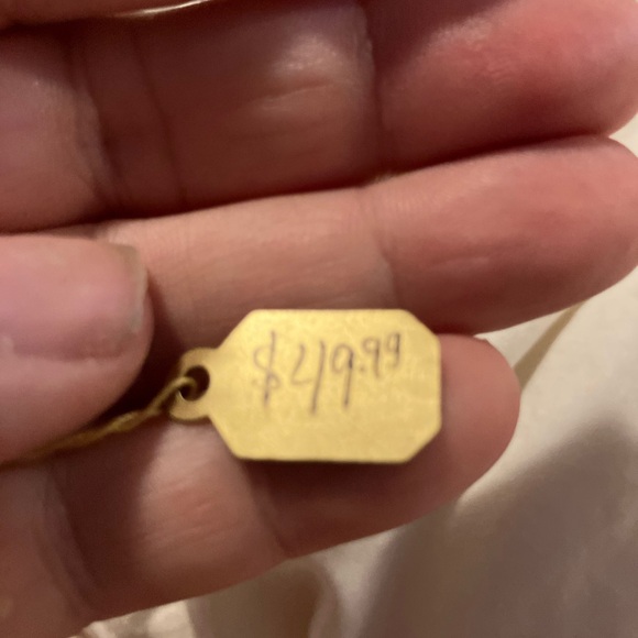 A stunning and unique rounded triangle ring in coral. AAA quality cubic - Picture 5 of 5